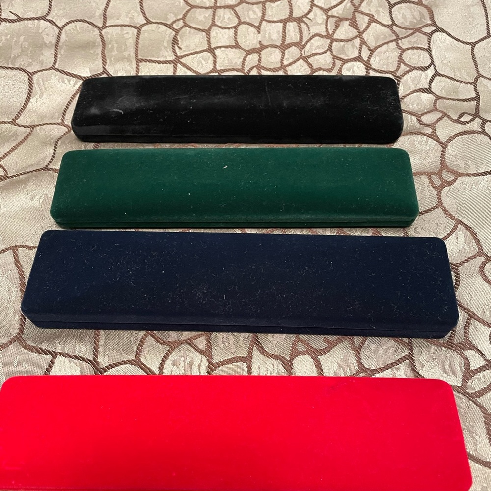 Bracelet box in multiple colors
